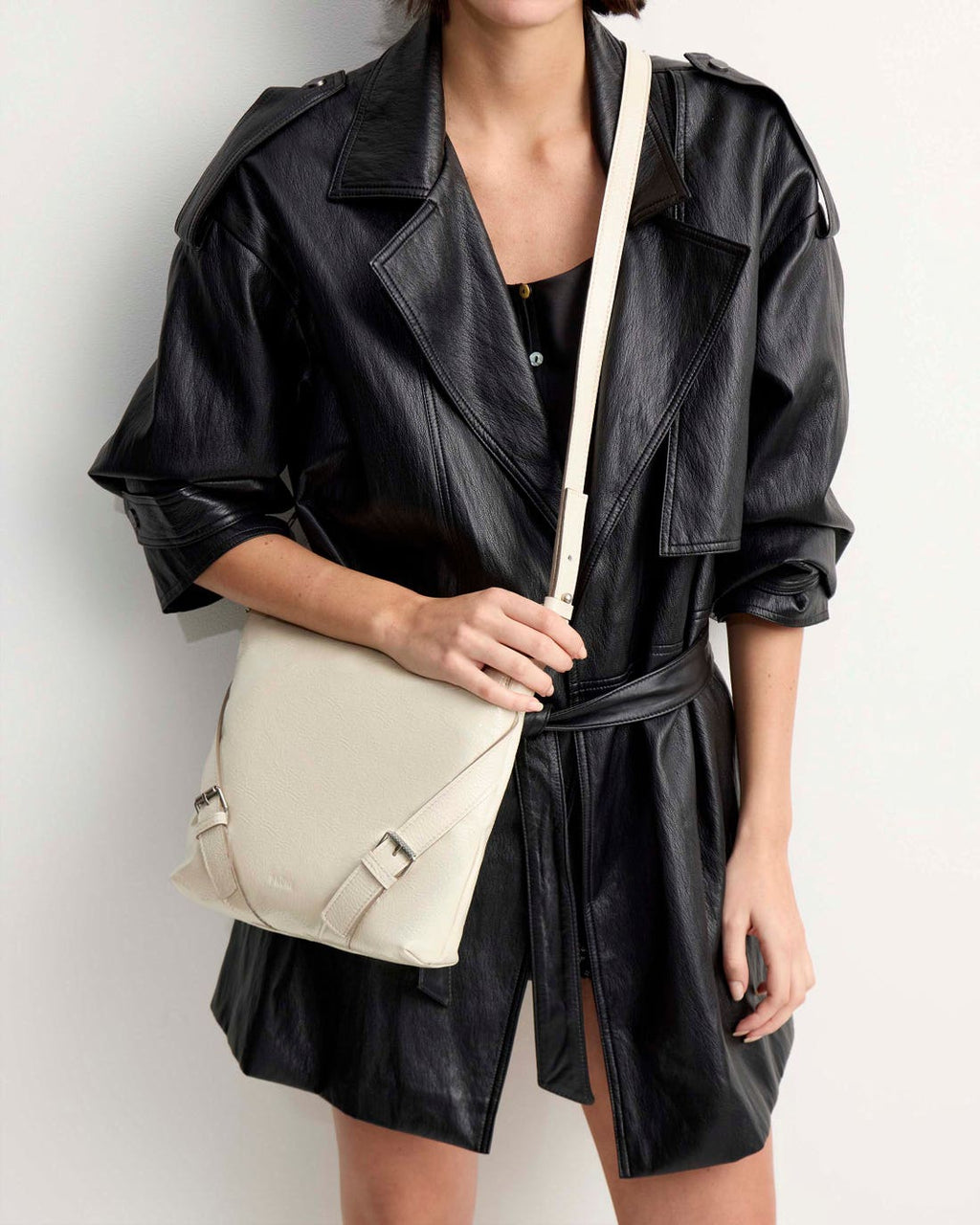 Bandolera Pocket en cuero charol arrugado