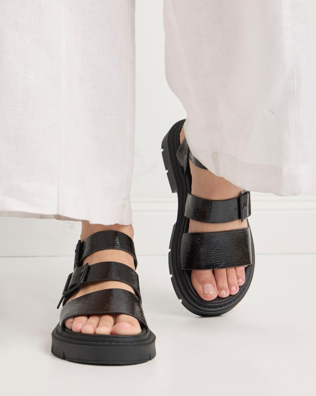 Sandalia media Nina en efecto cuero