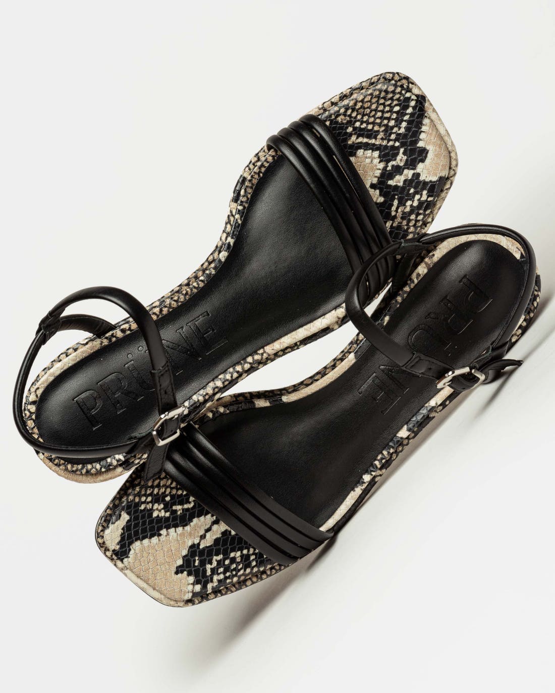 Sandalia media Lara en cuero snake print