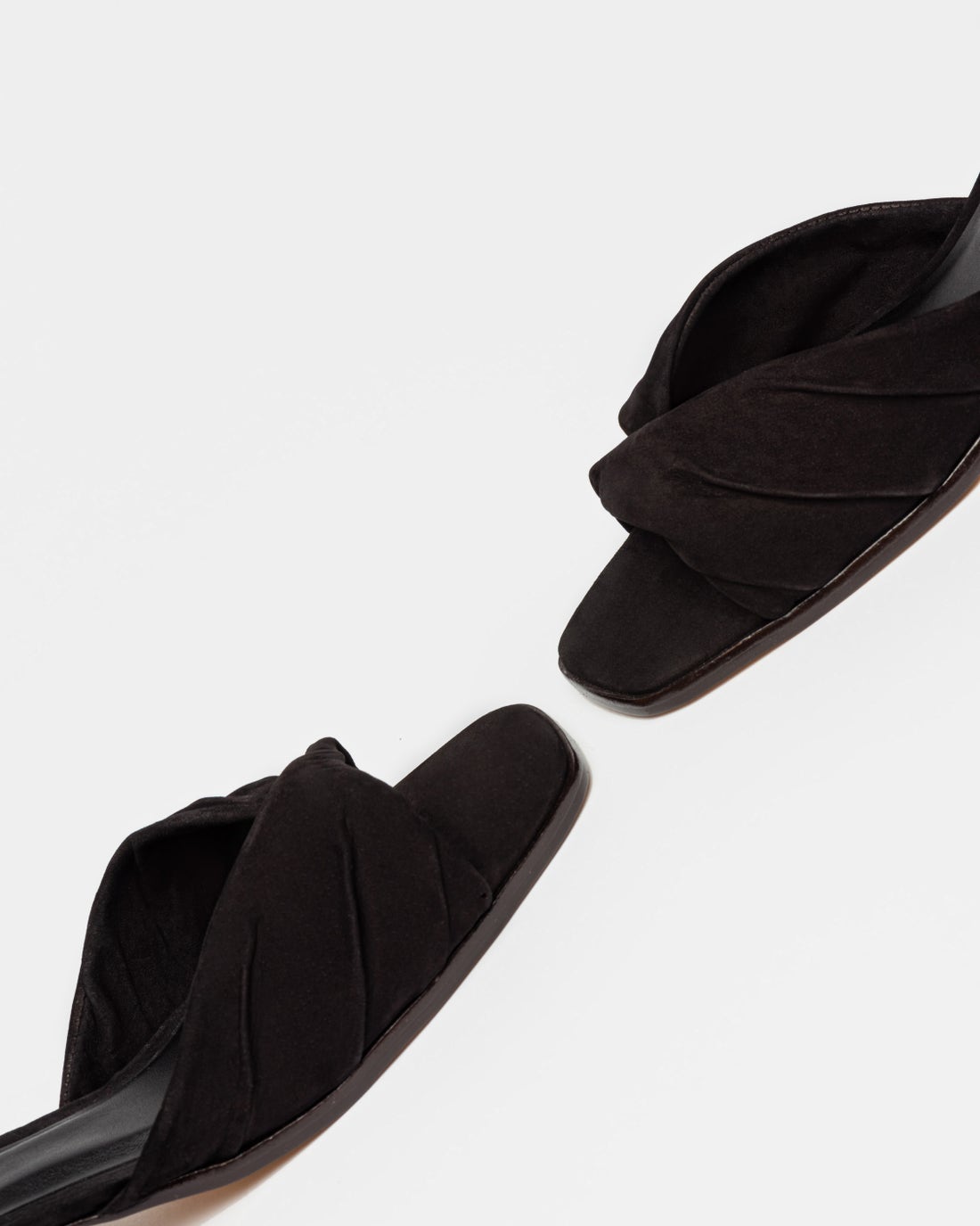 Sandalia media Elina en cuero nobuk