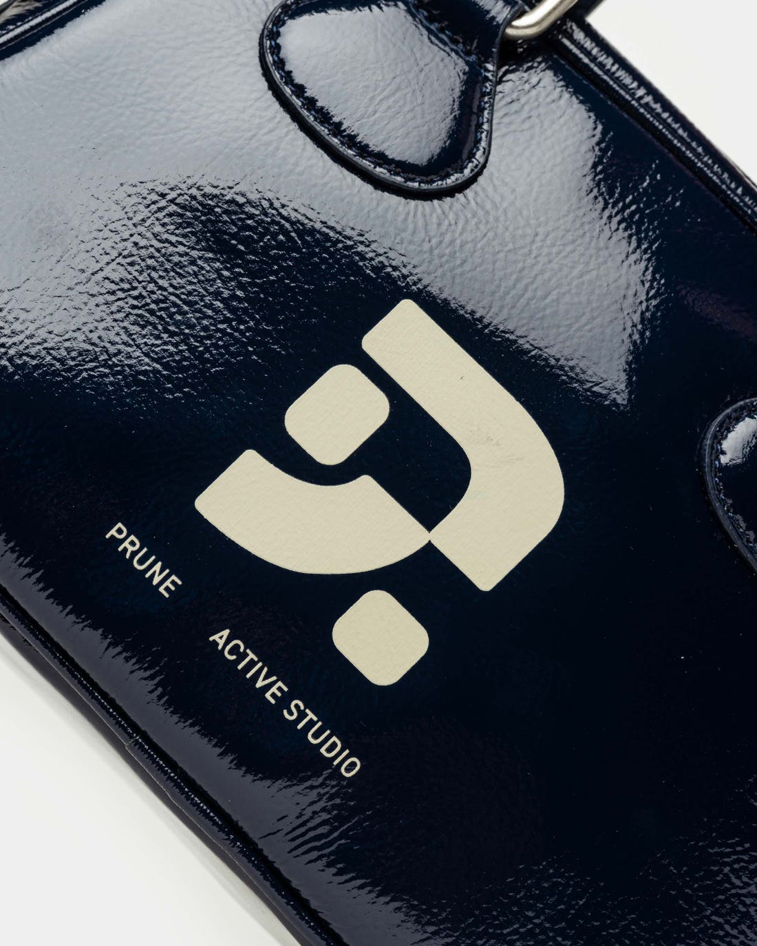 Mini bag Active Studio en efecto charol arrugado